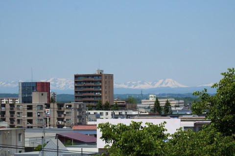 遠くの山の残雪　