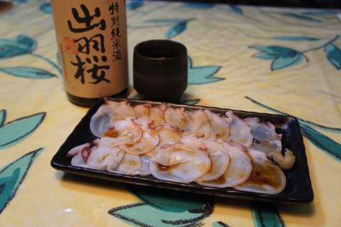 厚岸産タコの薄造り&出羽桜