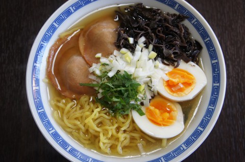 食いしん坊主軒の塩ラーメン