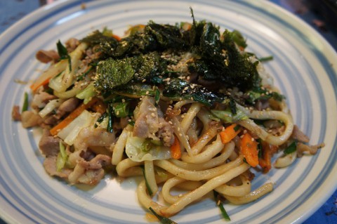 家庭的メニューの焼きうどん