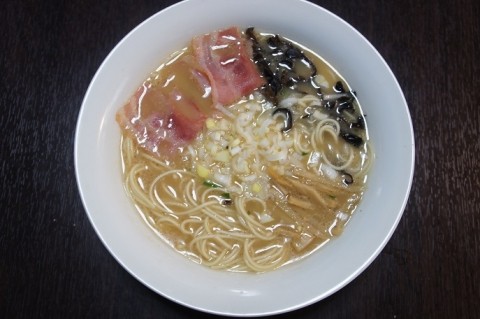 食いしん坊主軒の豚骨しょうゆラーメン
