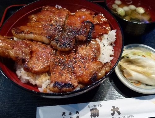 あみ焼き豚丼/食事処　助六