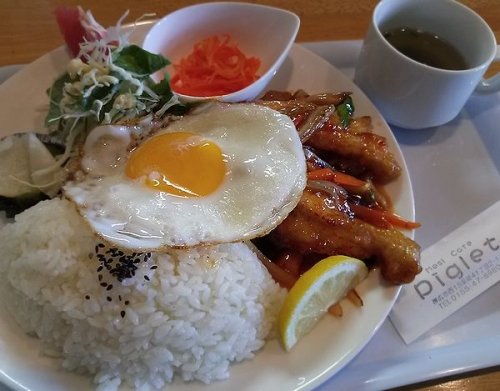 ホットチキンＤｉｓｈ/めしｃａｆｅピグレット
