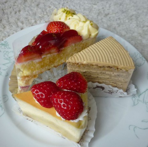 菓子の家のケーキの一部です。(のが3つ続いちゃった。)