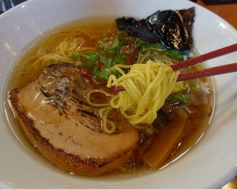 金色の醤油らーめん/らーめん 炙亭 ぼたん