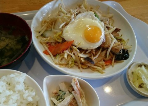 肉・野菜炒め定食/めしcafeピグレット