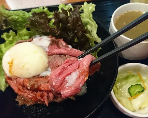 ローストビーフ丼/丸鶏・ステーキ みさき食堂