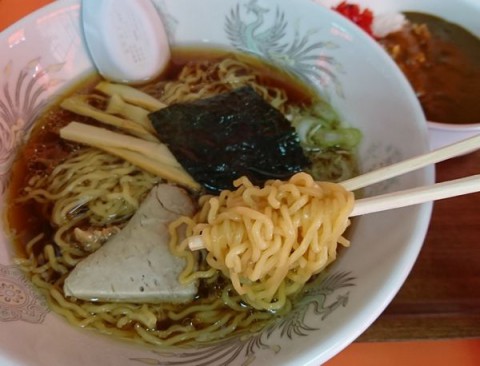 しょうゆラーメンと小さいカレーライス/ラーメンとカレー　久平