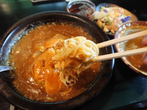 復活　焼きカレーラーメンとミニサラダ/日暮れ食堂　小麦の木