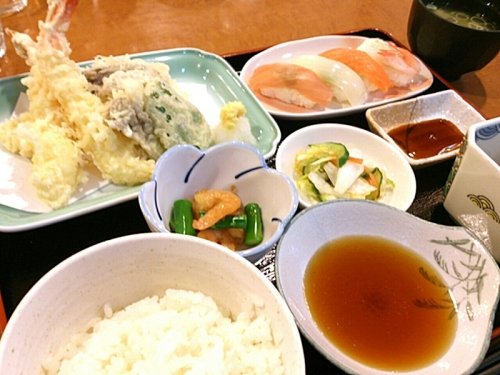 当ホテルの名物、日替わり夕食膳のご案内です♪