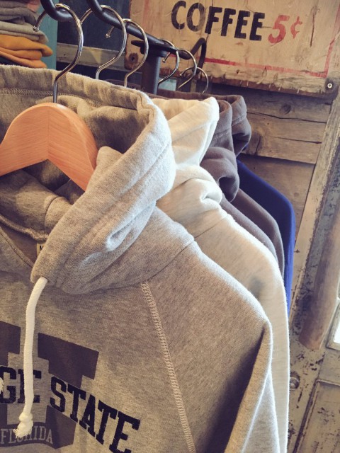 良い天気のなか春物も入荷中!