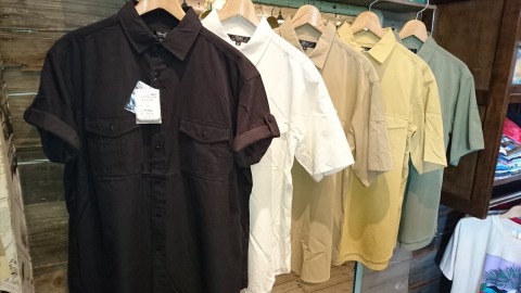 今らしい夏シャツ