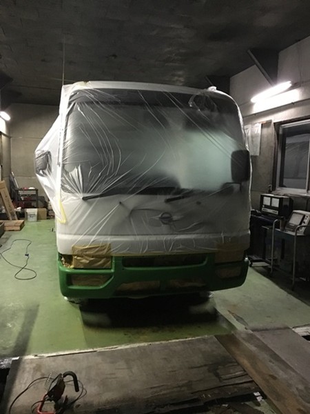 補修屋さん バスを塗る2