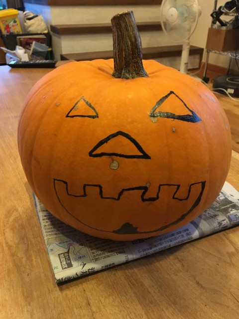 補修屋さん ハロウィン用かぼちゃをくり抜く
