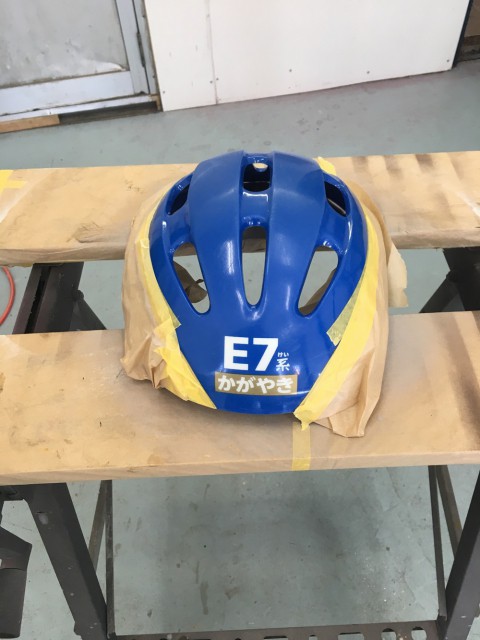 補修屋さん 休日にヘルメットを塗る