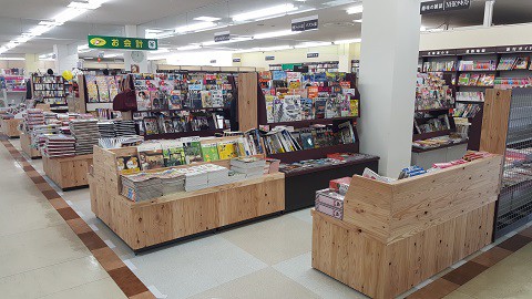 ザ本屋さん芽室店にカラマツ材を採用