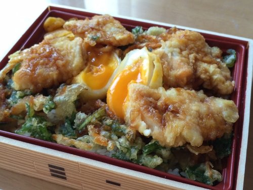 『 半熟卵入り とり天丼 』