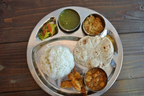 ターリー(カレー定食)ほうれん草カレー