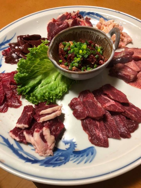 【昼酒】蕎麦人の馬刺しが美味しいワケは 肉だけではない あの