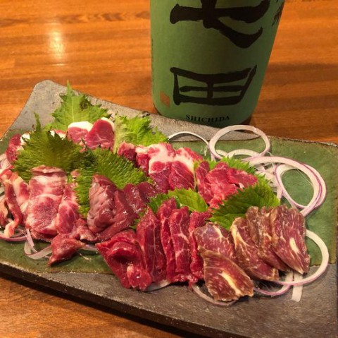 【昼酒　夕酒】馬刺しを食べて元気モリモリ　