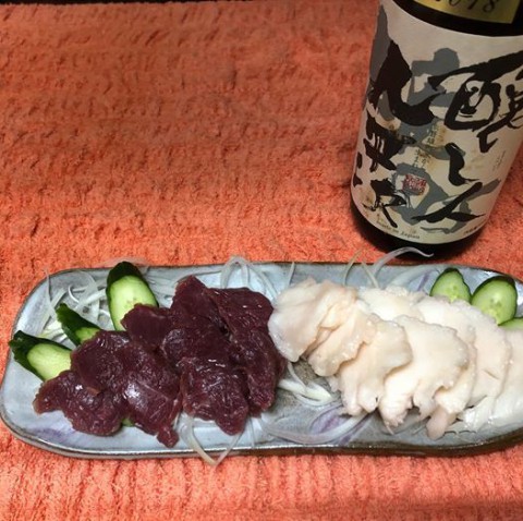 【昼酒　夕酒】栄養満点　馬刺しでも食べて　健康な心と体を