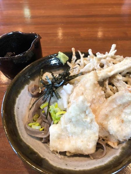 【昼酒　夜酒】ズッキーニでなくオクラや万願寺唐辛子も　天婦羅美味し