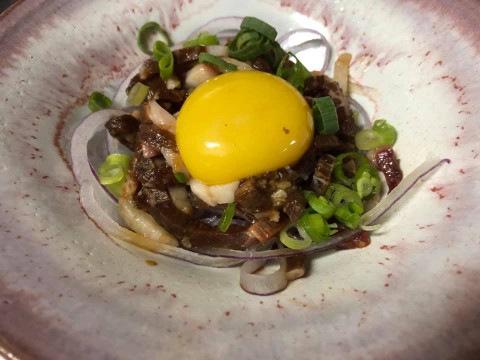 【昼酒　夜酒】暑いですね　食欲不振の時は　馬のユッケ!!