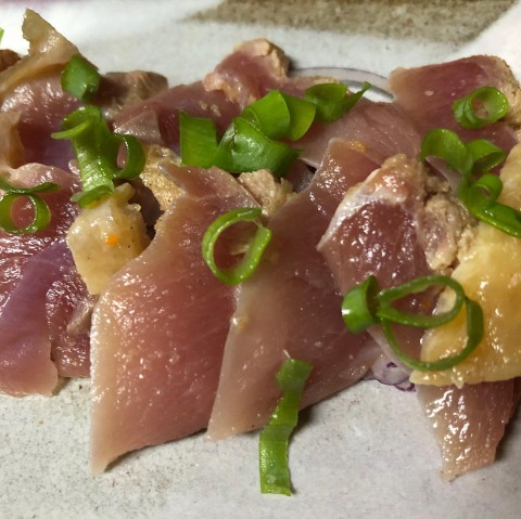 【昼酒 夜酒】若鶏半身揚げが人気ですが 鶏のたたきもお勧め