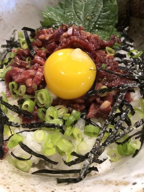 【昼酒　夜酒】馬のユッケ丼が美味　疲れた体にスタミナ満点