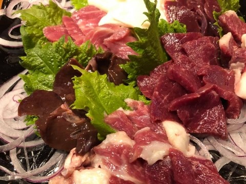 【昼酒　夜酒】暑気払い?馬刺しが人気　栄養タップリ内臓系　レバーも