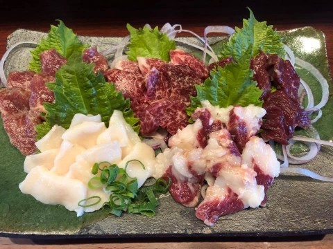 【昼酒 夜酒】季節を感じる秋のお酒 引き立たせる馬刺・レバ刺