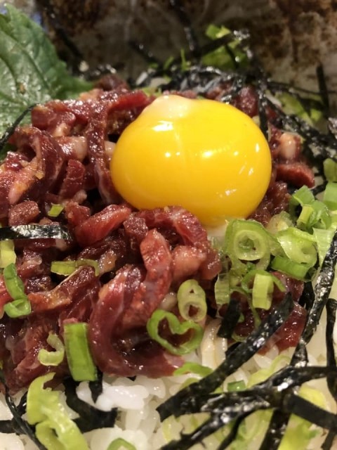 【昼酒　夜酒】薬味・香味が効いてスタミナ満点『馬ユッケ』めちゃ美味
