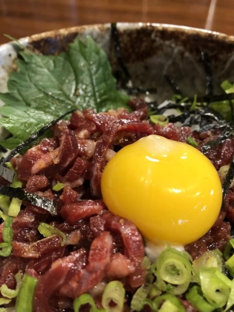 【昼酒 夜酒?】馬刺しが人気 ユッケも好評 体力回復栄養満点