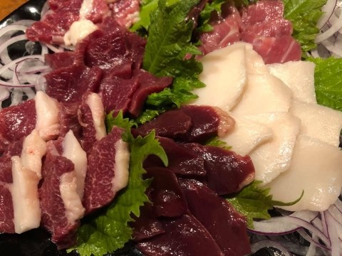【昼酒 夜酒】新年会は紅白『馬刺』で 季節限定のお酒と