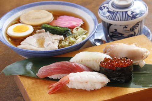 手作り料理 和楽亭　握り寿司5貫と醤油ラーメンセット　850円