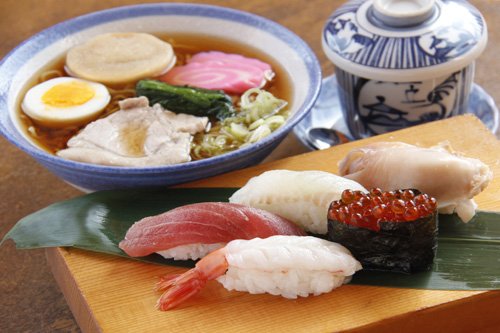 手作り料理 和楽亭 握り寿司5貫と醤油ラーメンセット 850円