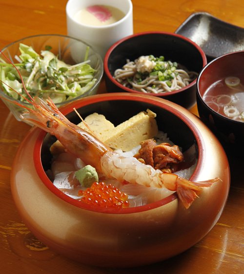 すし市場 海鮮丼(味噌汁、蕎麦、茶碗蒸し、サラダ付) 980円