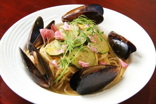 BISTRO KOMNI ムール貝とズッキーニのぺペロンチーノ(6月限定)850円
