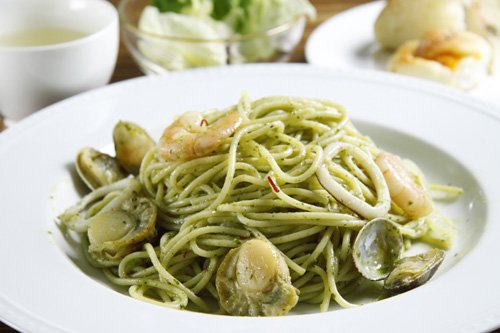 cafe カリラ 魚介のジェノベーゼ(パン、サラダ、スープ付) 930円