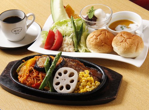 ステンドグラスに囲まれたお店喫茶木かげ 37周年ランチ 1,000円