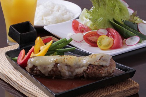 ピノキオクッチーナ チーズ焼き手ごねハンバーグ 1,000円+税