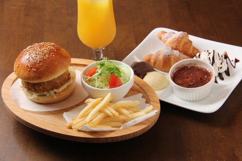 cafeゆとりび 十勝牛コロッケバーガーセット 780円