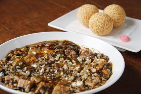中国菜館 翡翠樓　麻婆豆腐750円/自家製ゴマ団子1個180円