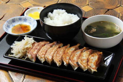 餃子屋 芽 -mebae- 白餃子・赤餃子定食 各520円