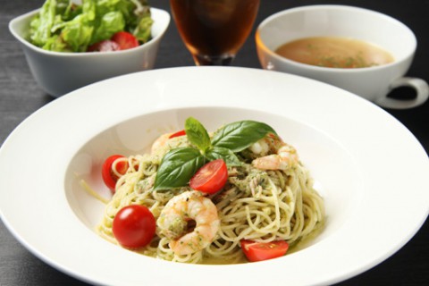 cafe ikoi 　エビとバジルの冷製パスタ(サラダ付)950円