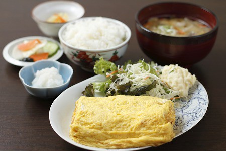 ばぁばのお昼ごはん あつあつ玉子焼き定食 850円