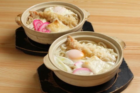 レストランひまわり 鍋焼きうどん(手前/関西風、奥/関東風)各880円