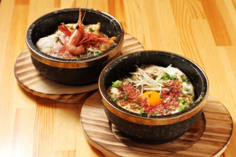 ひだりうま 石焼牛トロ丼880円・石焼海鮮丼980円