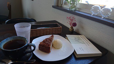 ガラスの家に住む人