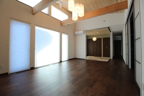 【新築施工例】勾配天井の開放的なリビングのある平屋住宅